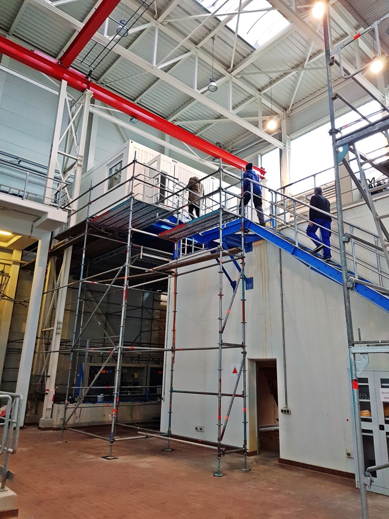 2021: Laborcontainer in einer Werkshalle in Bonn