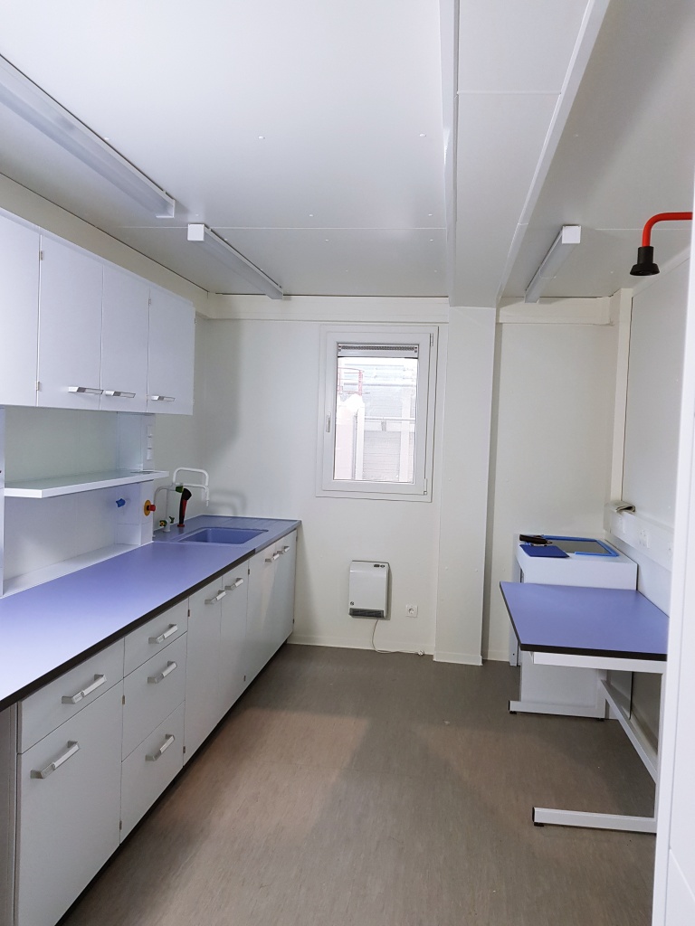 2021: Laborcontainer in einer Werkshalle in Bonn